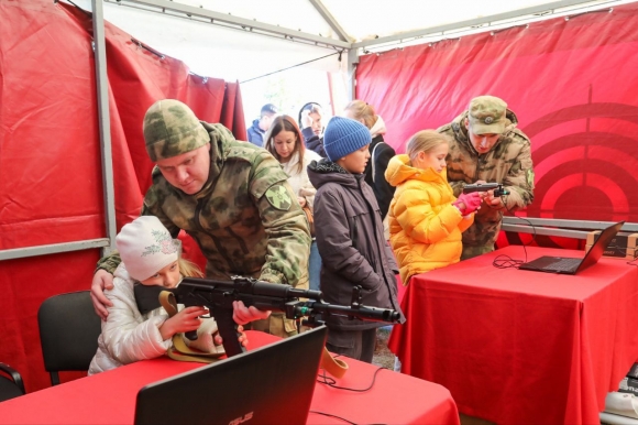 Военные музыканты Росгвардии исполнили популярные композиции в честь Дня отца  